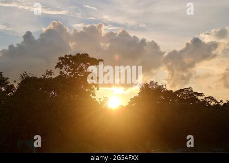 Felicità — disponibile da un tramonto vicino a te. Foto Stock