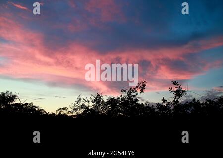 Felicità — disponibile da un tramonto vicino a te. Foto Stock