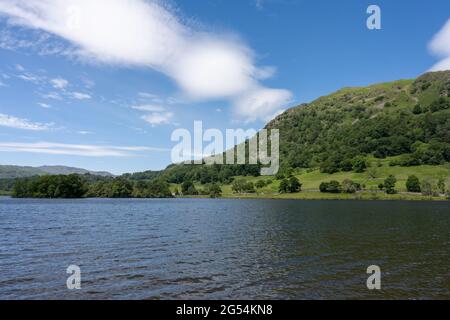 Il bordo orientale di Nab Scar visto torreggiare sopra l'acqua di Rydal nel distretto del lago inglese. Foto Stock