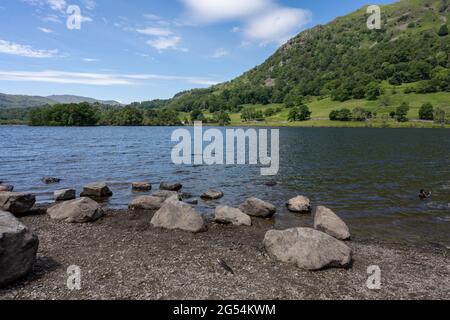 Il bordo orientale di Nab Scar visto torreggiare sopra l'acqua di Rydal nel distretto del lago inglese. Foto Stock