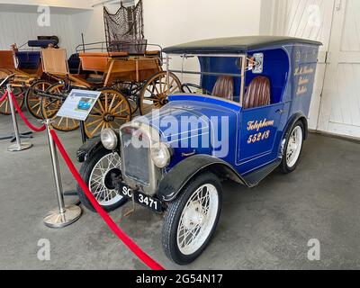 Austin Ruby van in Royal Vehicle Collection, Balmoral Castle, Royal Deeside, Aberdeenshire, Scozia, Regno Unito Foto Stock