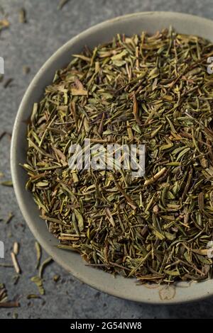 Spice organico secco grezzo di Thyme in una ciotola Foto Stock