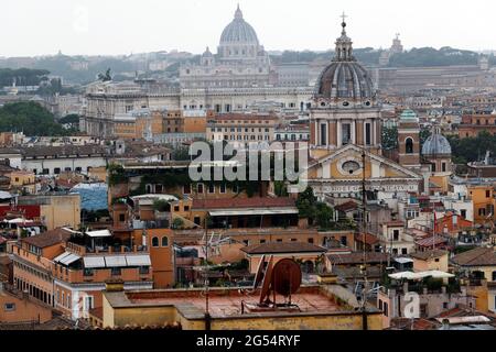 Italia, Roma, 25 giugno 2021 : tetti di Roma con la chiesa di San Pietro sullo sfondo Foto Remo Casilli/Sintesi/Alamy Live News Foto Stock