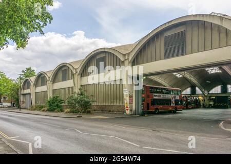 Il Grade II * elencati, cemento armato Stockwell bus garage era più grande dell'Europa tetto non supportato span quando è stato inaugurato nel 1952. Foto Stock