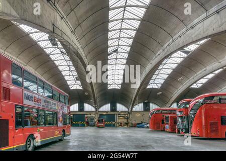 Il Grade II * elencati, cemento armato Stockwell bus garage era più grande dell'Europa tetto non supportato span quando è stato inaugurato nel 1952. Foto Stock