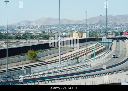 El Paso, Stati Uniti. 25 Giugno 2021. Nuovo muro di confine di Trump a El Paso, Texas, il 25 giugno 2021. Foto di Yuri Grippas/ABACAPRESS.COM Credit: Abaca Press/Alamy Live News Foto Stock