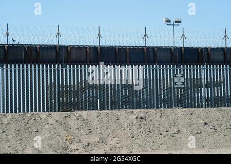 El Paso, Stati Uniti. 25 Giugno 2021. Nuovo muro di confine di Trump a El Paso, Texas, il 25 giugno 2021. Foto di Yuri Grippas/ABACAPRESS.COM Credit: Abaca Press/Alamy Live News Foto Stock