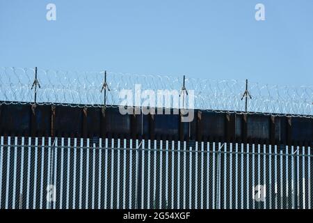 El Paso, Stati Uniti. 25 Giugno 2021. Nuovo muro di confine di Trump a El Paso, Texas, il 25 giugno 2021. Foto di Yuri Grippas/ABACAPRESS.COM Credit: Abaca Press/Alamy Live News Foto Stock