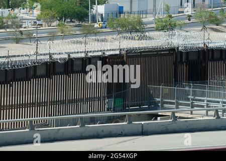 El Paso, Stati Uniti. 25 Giugno 2021. Nuovo muro di confine di Trump a El Paso, Texas, il 25 giugno 2021. Foto di Yuri Grippas/ABACAPRESS.COM Credit: Abaca Press/Alamy Live News Foto Stock