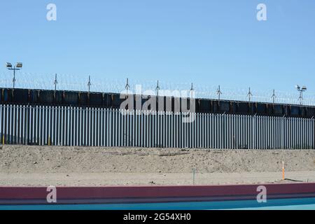 El Paso, Stati Uniti. 25 Giugno 2021. Nuovo muro di confine di Trump a El Paso, Texas, il 25 giugno 2021. Foto di Yuri Grippas/ABACAPRESS.COM Credit: Abaca Press/Alamy Live News Foto Stock