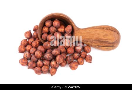 Cumulo di ceci marroni in cucchiaio di legno, isolato su sfondo bianco. Ceci marroni. Garbanzo, grammo bengala o fagiolo di ceci. Foto Stock