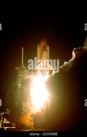 CAPE CANAVERAL, FLORIDA, USA - 19 dicembre 1999 - la Space Shuttle Discovery decollare sulla missione STS-103 per aggiornare e riparare Hubble nel 1999. Una volta Foto Stock