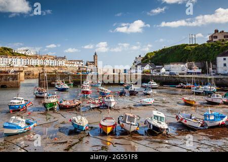 Bassa marea nel porto presso la pittoresca cittadina balneare di Porthleven in Cornovaglia. Foto Stock