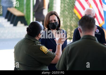 El Paso, Stati Uniti. 25 Giugno 2021. Il Vice Presidente degli Stati Uniti Kamala Harris visita la stazione di Pattuglia di confine di El Paso, Texas, il 25 giugno 2021. Foto di Yuri Grippas/UPI Credit: UPI/Alamy Live News Foto Stock