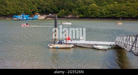 Molo di atterraggio e il King Harry Chain Ferry. Il traghetto collega St Mawes e la Penisola di Roseland con Feock attraverso il fiume Fal in Cornovaglia. Foto Stock