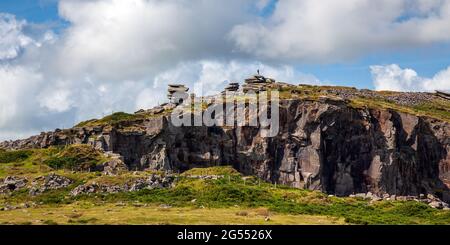 La formazione rocciosa naturale di Cheesewring sembra essere equilibrata precariosamente sulla cava di Cheesewring disutilizzata a Stowe's Hill, Bodmin Moor in Cornovaglia. Foto Stock