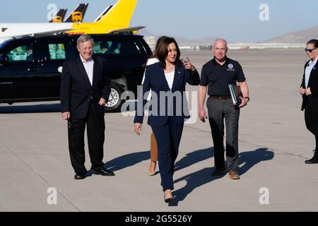 El Paso, Stati Uniti. 25 Giugno 2021. Il Vice Presidente degli Stati Uniti Kamala Harris arriva all'aeroporto internazionale di El Paso in Texas per visitare il confine il 25 giugno 2021. Foto di Yuri Grippas/UPI Credit: UPI/Alamy Live News Foto Stock