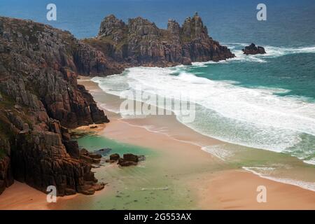 Vista dalla scogliera di Treen sulla spiaggia di Pendvounder in Cornovaglia in una mattina estiva, con la punta di Treryn Dinas in lontananza. Foto Stock