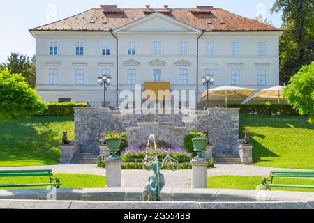 Lubiana, Slovenia - 16 agosto 2018: Il castello di Tivoli con la sua fontana barocca nel parco cittadino di Tivoli Foto Stock