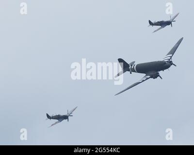 Headcorn, Kent, Regno Unito. 25 Giugno 2021. Foto dal primo giorno della Battaglia di Gran Bretagna Air Show all'Headcorn Aerodromo di Kent. Due Spitfoces fianco a (Dakota?) Come parte della squadra di volo del memoriale della battaglia della Gran Bretagna. Credit: James Bell/Alamy Live News Foto Stock