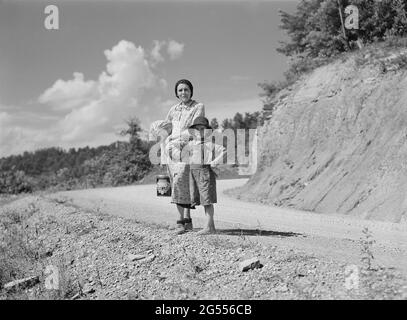 Mountain Woman and Child Going Home con generi alimentari e forniture, Breathitt County, Kentucky, USA, Marion Post Wolcott, U.S. Farm Security Administration, novembre 1940 Foto Stock