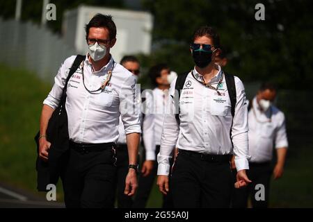 Spielberg, Austria. 25 Giugno 2021. Andrew Shovlin (a sinistra) James Vowles (a destra) Mercedes Engineer of AMG F1, campionato del mondo di Formula 1 2021, GP di Stiria 2021, 24-27 giugno 2021 Credit: Independent Photo Agency/Alamy Live News Foto Stock