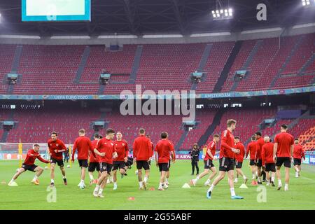 Amsterdam, Paesi Bassi. 25 Giugno 2021. AMSTERDAM, PAESI BASSI - GIUGNO 25: Giocatori del Galles durante una sessione di addestramento del Galles alla Johan Cruijff Arena il 25 giugno 2021 ad Amsterdam, Paesi Bassi. (Foto di Marcel ter Bals/Orange Pictures) Credit: Orange Pics BV/Alamy Live News Foto Stock