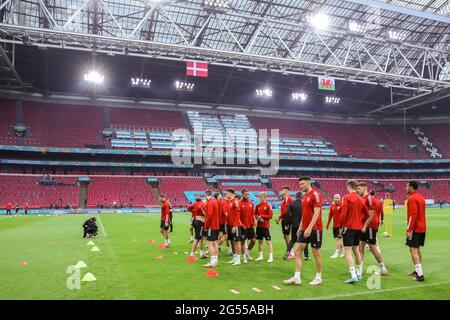 Amsterdam, Paesi Bassi. 25 Giugno 2021. AMSTERDAM, PAESI BASSI - GIUGNO 25: Giocatori del Galles durante una sessione di addestramento del Galles alla Johan Cruijff Arena il 25 giugno 2021 ad Amsterdam, Paesi Bassi. (Foto di Marcel ter Bals/Orange Pictures) Credit: Orange Pics BV/Alamy Live News Foto Stock