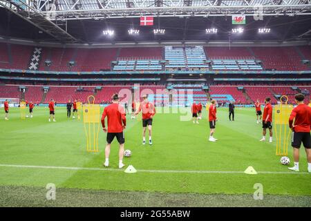 Amsterdam, Paesi Bassi. 25 Giugno 2021. AMSTERDAM, PAESI BASSI - GIUGNO 25: Giocatori del Galles durante una sessione di addestramento del Galles alla Johan Cruijff Arena il 25 giugno 2021 ad Amsterdam, Paesi Bassi. (Foto di Marcel ter Bals/Orange Pictures) Credit: Orange Pics BV/Alamy Live News Foto Stock