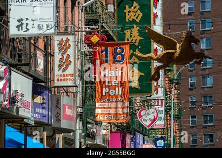 New York, Stati Uniti. 24 Giugno 2021. Aziende su Pell Street a Chinatown a New York giovedì 24 giugno 2021. (Foto di Richard B. Levine) Credit: Sipa USA/Alamy Live News Foto Stock