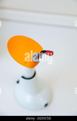 Apparecchiature e dispositivi medici nell'ufficio odontoiatrico. Trattamento dentale e protesi. Foto Stock