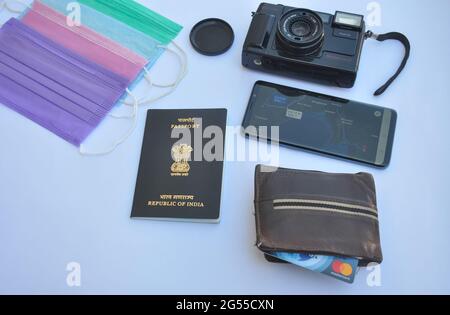 Mandi, Himachal Pradesh, India - 04 24 2021: Vista aerea di importanti accessori di viaggio isolati su sfondo bianco, concetto di viaggio durante la pandemia di coronavirus (Covid-19 crisi) Foto Stock