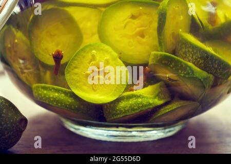 Macerazione di noci e spezie non mature a fette in un vaso, per preparare tinture o liquori fatti in casa Foto Stock