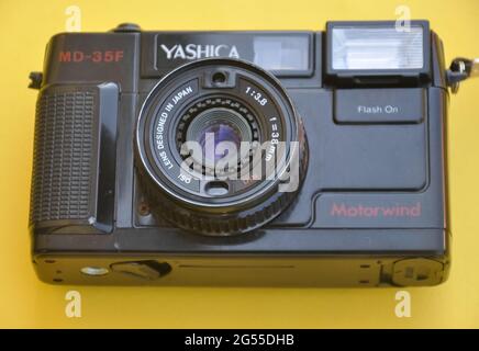 Mandi, Himachal Pradesh, India - 04 24 2021: Foto di una telecamera a rullo MD-35f Yashica isolata su sfondo giallo Foto Stock