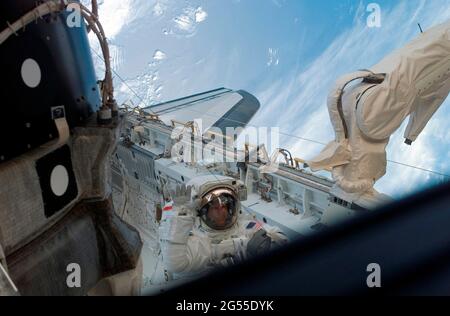 SCOPERTA DELLO SPACE SHUTTLE A BORDO - 08 luglio 2006 - Astronauta Piers J Sellers, specialista della missione STS-121, ondeggia verso un Crewmate all'interno dello Space Shuttle D. Foto Stock