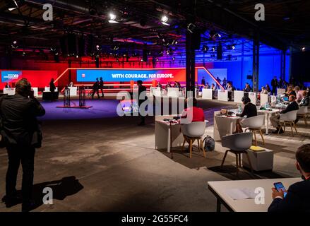 Berlino, Germania. 25 Giugno 2021. Alla conferenza del Partito del socialismo europeo (PSE) 'con coraggio. Per l'Europa, uno schermo recita "con coraggio, per l'Europa". Credit: Christophe Gateau/dpa/Alamy Live News Foto Stock