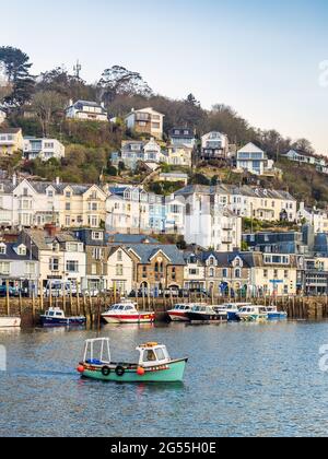 Una piccola barca da pesca che attraversa il fiume Looe la mattina presto al porto di Looe in Cornovaglia. Foto Stock