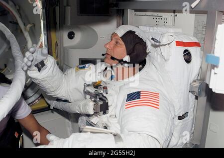 SCOPERTA DELLO SPACE SHUTTLE A BORDO - 08 luglio 2006 - Astronauta Piers J Sellers, specialista della missione STS-121, atroce nella sua unità di mobilità extraveicolare (e Foto Stock