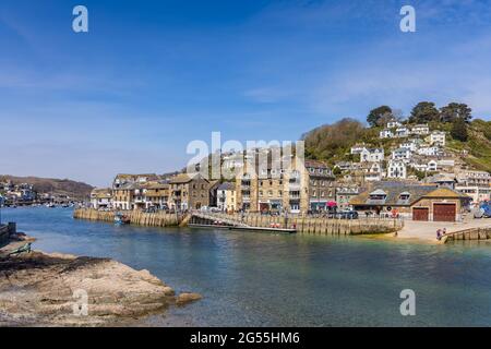 Fiume Looe e East Looe lungo la Cornovaglia. Sulla sinistra si trova il monumento a Nelson, il sigillo con un occhio. Foto Stock