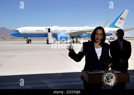 El Paso, Stati Uniti. 25 Giugno 2021. Il Vice Presidente degli Stati Uniti Kamala Harris parla ai media dell'aeroporto internazionale di El Paso in Texas dopo aver visitato il confine il 25 giugno 2021. Foto di Yuri Grippas/Pool/Sipa USA Credit: Sipa USA/Alamy Live News Foto Stock