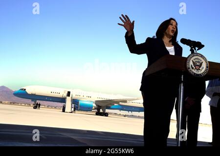 El Paso, Stati Uniti. 25 Giugno 2021. Il Vice Presidente degli Stati Uniti Kamala Harris parla ai media dell'aeroporto internazionale di El Paso in Texas dopo aver visitato il confine il 25 giugno 2021. Foto di Yuri Grippas/Pool/Sipa USA Credit: Sipa USA/Alamy Live News Foto Stock