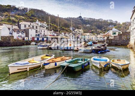 Barche ormeggiate nel porto interno di Polperro, un affascinante e pittoresco villaggio di pescatori nel sud-est della Cornovaglia. Foto Stock