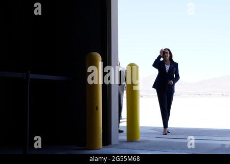 El Paso, Stati Uniti. 25 Giugno 2021. Il Vice Presidente degli Stati Uniti Kamala Harris arriva a parlare con i media all'aeroporto internazionale di El Paso in Texas dopo aver visitato il confine il 25 giugno 2021. Foto di Yuri Grippas/Pool/Sipa USA Credit: Sipa USA/Alamy Live News Foto Stock