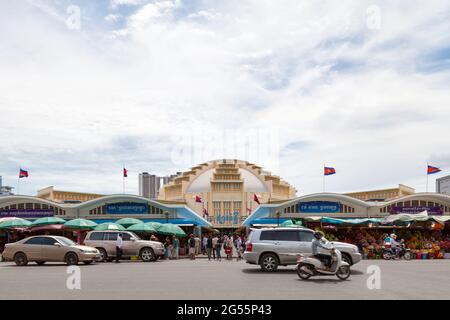 Phnom Penh, Cambogia - Agosto 26 2018: Il mercato Centrale è un grande mercato costruito nel 1937 a forma di cupola con quattro bracci che si diramano Foto Stock