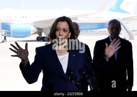 El Paso, Stati Uniti. 25 Giugno 2021. Il Vice Presidente degli Stati Uniti Kamala Harris parla ai media dell'aeroporto internazionale di El Paso in Texas dopo aver visitato il confine il 25 giugno 2021. Foto di Yuri Grippas/Pool/Sipa USA Credit: Sipa USA/Alamy Live News Foto Stock