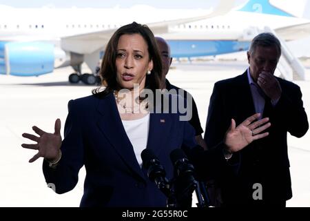 El Paso, Stati Uniti. 25 Giugno 2021. Il Vice Presidente degli Stati Uniti Kamala Harris parla ai media dell'aeroporto internazionale di El Paso in Texas dopo aver visitato il confine il 25 giugno 2021. Foto di Yuri Grippas/Pool/Sipa USA Credit: Sipa USA/Alamy Live News Foto Stock