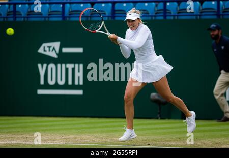 Eastbourne, Regno Unito. 24 Giugno 2021. Anet Kontaveit dell'Estonia in azione contro Camila Giorgi dell'Italia durante la sua semifinale al torneo di tennis 2021 Viking International WTA 500 il 25 giugno 2021 al Devonshire Park Tennis di Eastbourne, Inghilterra - Photo Rob Prange / Spain DPPI / DPPI / LiveMedia Credit: Agenzia fotografica indipendente/Alamy Live News Foto Stock