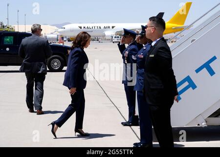 El Paso, Stati Uniti. 25 Giugno 2021. Il Vice Presidente degli Stati Uniti Kamala Harris è a bordo dell'Air Force Two all'aeroporto internazionale di El Paso in Texas dopo aver visitato il confine il 25 giugno 2021. Foto di Yuri Grippas/Pool/Sipa USA Credit: Sipa USA/Alamy Live News Foto Stock