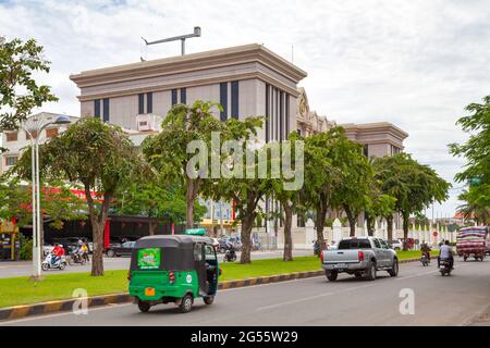 Phnom Penh, Cambogia - Agosto 26 2018: L'Ufficio del primo Ministro della Cambogia, noto anche come Palazzo della Pace, è il posto di lavoro principale del Foto Stock