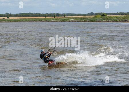 13 giugno 2021 - Malmo, Svezia: Un kite surfer pratica la sua abilità una ventosa giornata estiva Foto Stock